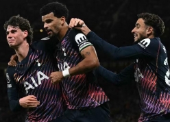 Vừa hòa MU, Tottenham cùng HLV trưởng lập tức rời nước Anh