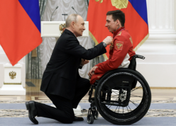 Tổng thống Nga Vladimir Putin có hành động đầy trân quý khi khen thưởng VĐV Paralympic