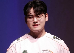 Gumayusi gây xúc động với hành động đẹp tại fanmeeting tại Việt Nam