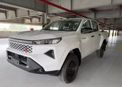 Mục sở thị Toyota Hilux 2026 bản số sàn có giá 632 triệu đồng tại Việt Nam
