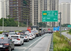 Vượt 'ải' ùn tắc sau Tết: Kinh nghiệm lái xe an toàn khi trở lại thành phố