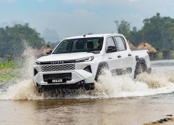 Toyota Hilux vươn lên ngoạn mục, Ford Ranger lần đầu bị soán ngôi sau nhiều năm thống trị phân khúc bán tải