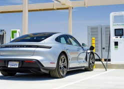 Giá xăng leo thang, lượng tìm kiếm về xe điện tăng mạnh: Cơ hội vàng cho EV?