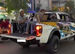 Vụ nhóm người ngồi ăn uống trên thùng xe bán tải: Tài xế vẫn bị phạt dù clip quay từ hơn 3 năm trước