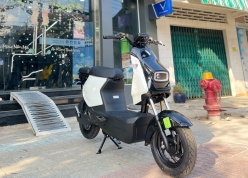 Ảnh thực tế VinFast Amio tại đại lý: Xe máy điện có bàn đạp, chạy tối đa 65 km/sạc