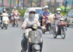 Đi xe máy ngày nắng gắt: Chống nắng sai cách có thể gây mất an toàn
