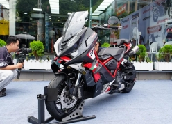 Italjet Dragster 700: Mô tô mang kiểu dáng xe tay ga, giá ngang một chiếc ô tô cỡ nhỏ