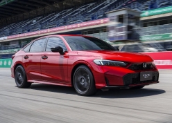 Honda Civic e:HEV 2026 tăng công nghệ an toàn, bản RS có thêm giả lập sang số