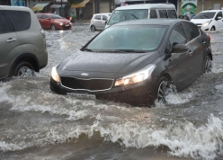 4 sai lầm tài xế mới dễ mắc phải khi lái ô tô qua đường ngập nước