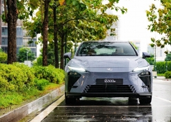 Ảnh thực tế Lexus ES 500e - Sedan thuần điện đầu tiên của thương hiệu hạng sang Nhật Bản tại Việt Nam