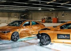 Mercedes-Benz cho hai chiếc CLA đâm vào nhau để chứng minh độ an toàn của xe điện