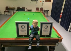 Mới 2 tuổi, fan nhí của MU xác lập 2 kỷ lục Guinness