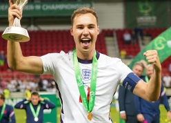 CHÍNH THỨC: FIFA xác nhận đội trưởng tuyển Anh đổi quốc tịch