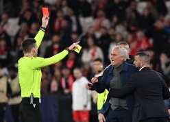 Jose Mourinho nhận thẻ đỏ trong trận 'Siêu kinh điển'