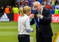 NÓNG: FIFA yêu cầu mỗi đội phải có một HLV nữ