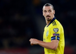 Zlatan Ibrahimovic dọa đá gãy chân đồng đội