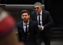 Một đời đứng sau Messi
