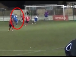 VIDEO: 'Siêu HLV' vào sân ghi bàn và cản phá penalty