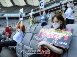 Đội bóng Hàn Quốc bị phạt nặng vì dùng búp bê người lớn cổ vũ