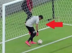 VIDEO: Thủ môn mắc sai lầm vào lưới nhặt bóng chỉ sau 10 giây
