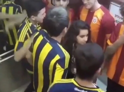 HÀI HƯỚC: Fan Fenerbahce và Galatasaray hợp tác trêu gái xinh và cái kết bất ngờ