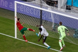 Ronaldo kiến tạo để sao Liverpool ghi bàn rút ngắn tỷ số 2-4 cho Bồ Đào Nha
