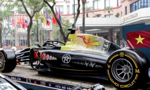 Mô hình xe đua F1 thu hút sự chú ý trên đường phố Hà Nội