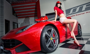 Xe & người đẹp: Người đẹp gợi cảm khoe dáng bên Ferrari F12