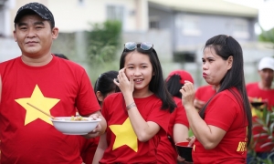 CĐV nấu ăn bên đường, cổ vũ U22 Việt Nam tại SEA Games 30