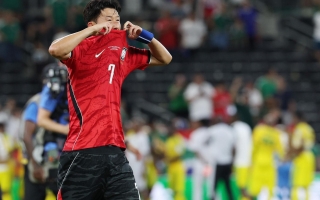 Son Heung-min cúi đầu xin lỗi đồng đội sau cú sốc trước Nam Phi