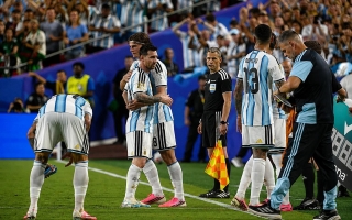 Hậu duệ Messi xuất hiện, khoảnh khắc chuyển giao khiến fan Argentina phấn khích