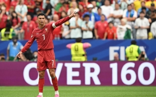Một cái chỉ tay của Ronaldo xé toang hàng thủ Uzbekistan