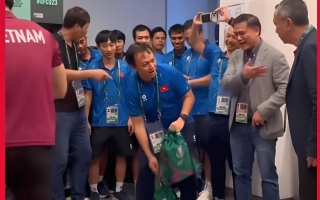 U23 Việt Nam phải nhận huy chương trong phòng thay đồ, CĐV ĐNÁ phẫn nộ