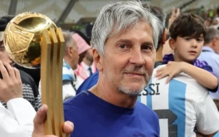 Khoảnh khắc Messi bật khóc gây bão, tất cả vì một người