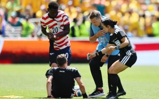 Cả World Cup sững sờ vì trọng tài phải uống nước dưa muối giữa trận