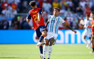 Enzo Fernandez có phản ứng gây chú ý ngay sau tấm thẻ đỏ định mệnh