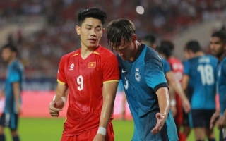 Đình Bắc bị ngôi sao cao gần 2m của Indonesia vượt qua tại AFF Cup