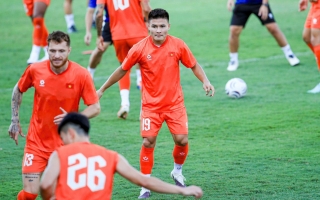 Trung vệ ĐT Việt Nam có động thái đặc biệt khi Quang Hải chịu áp lực