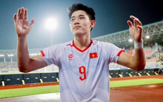 Đình Bắc có động thái đặc biệt với Quang Hải sau trận thắng Malaysia