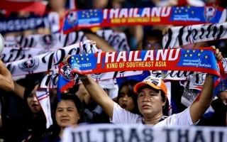 CĐV Thái Lan đồng loạt réo tên ĐT Việt Nam sau khi thắng Lào 5-0