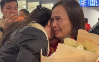 Mẹ Hiểu Minh khóc nức nở khi đón con trai trở về từ U23 Việt Nam