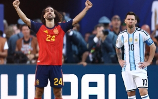 Hành động của Cucurella trước mặt Messi khiến CĐV tranh cãi