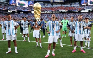 Argentina gây tranh cãi với hành động 'thiếu đẳng cấp' khi Tây Ban Nha nâng cúp
