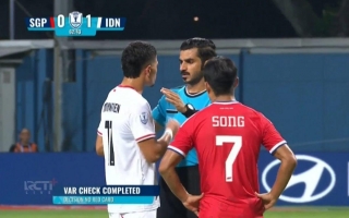 VAR gây tranh cãi dữ dội khi Indonesia bị Singapore loại ở AFF Cup