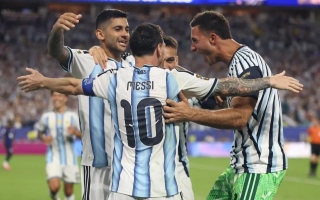 Ngôi sao Argentina 'tính sổ' huyền thoại MU sau trận thắng tuyển Anh