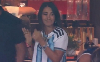 Vợ Messi khóc cạn nước mắt khi Argentina bị Anh dẫn trước