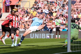 Hàng công hóa 'gỗ', Man City gây thất vọng trước Southampton