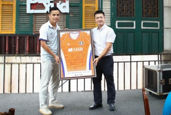 VPL-S6 2025: SHB FC khiến cầu thủ Friendly FC rơi nước mắt bằng món quà không ai ngờ tới