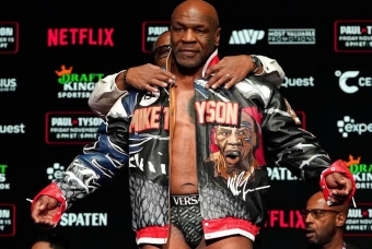 Mike Tyson lập kỷ lục mới dù thua Jake Paul