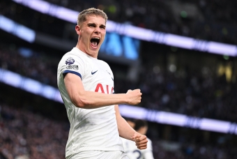 Tottenham 'ngã ngửa' với chấn thương của Van de Ven